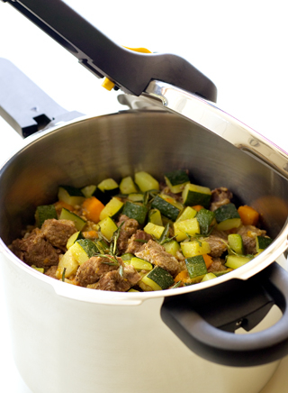 Stewed veal with carrot, courgette and farinheira*